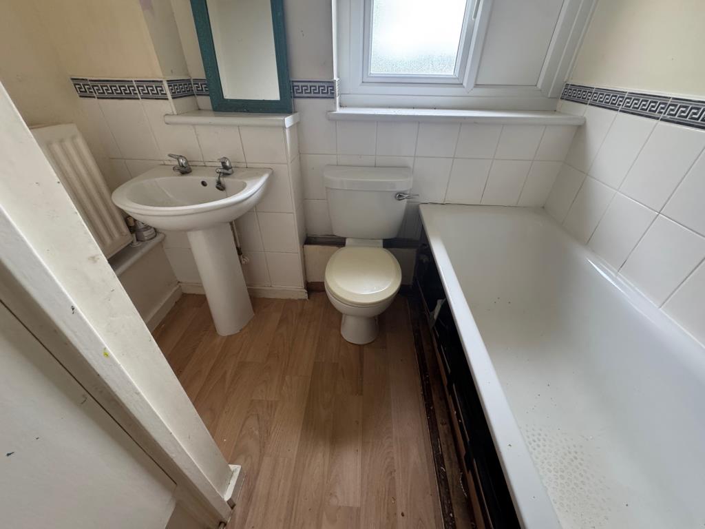 Lot: 166 - TWO-BEDROOM MAISONETTE FOR IMPROVEMENT - Bathroom